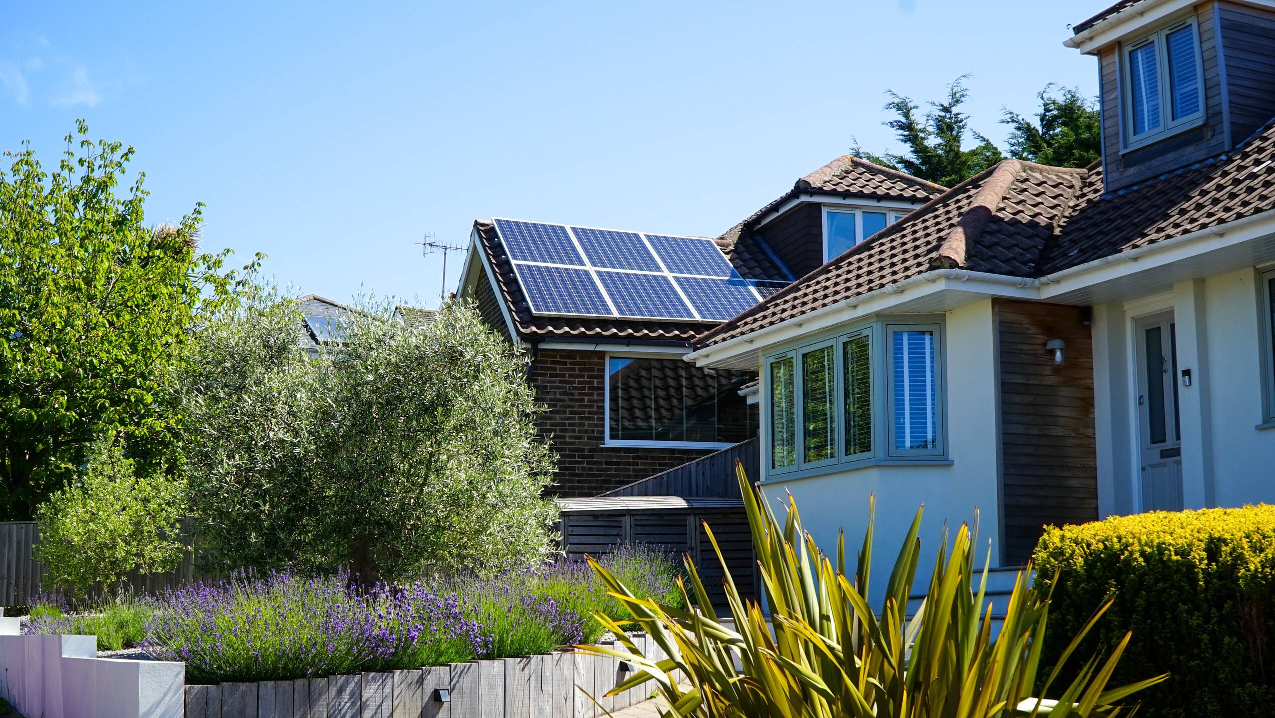 Solarplatten am Mittag auf einem Hausdach