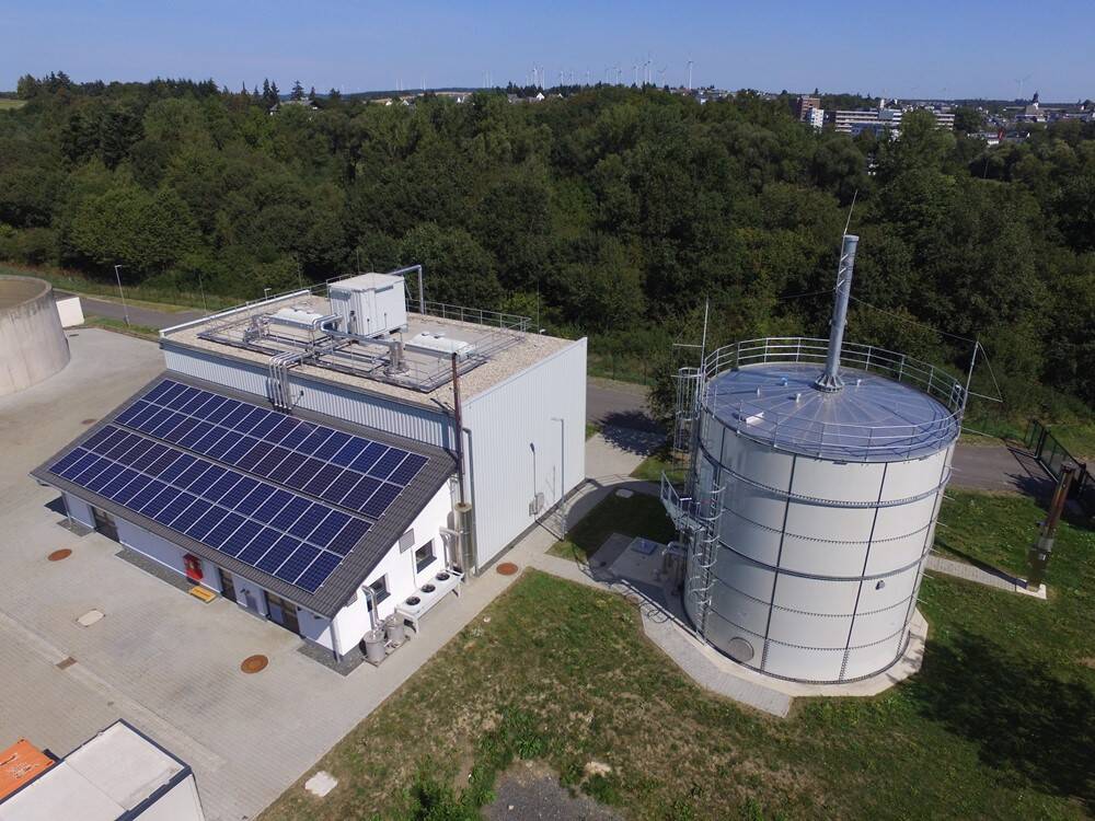 KA Simmern Faulturm mit Technikgebäude Photovoltaik