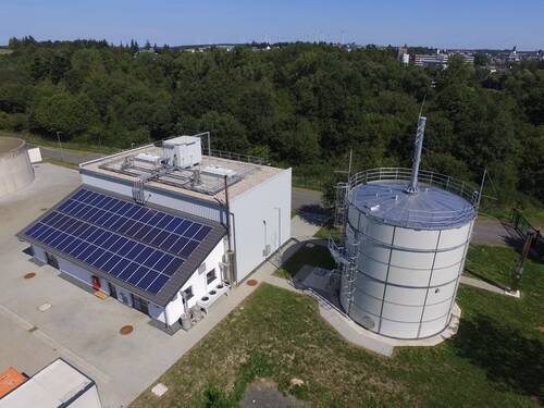 KA Simmern Faulturm mit Technikgebäude Photovoltaik