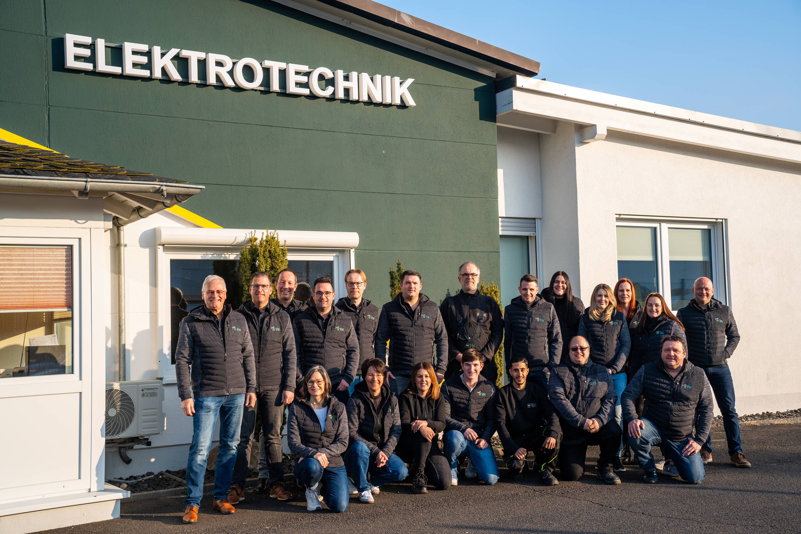 ERN Teamfoto vor dem Firmengebäude