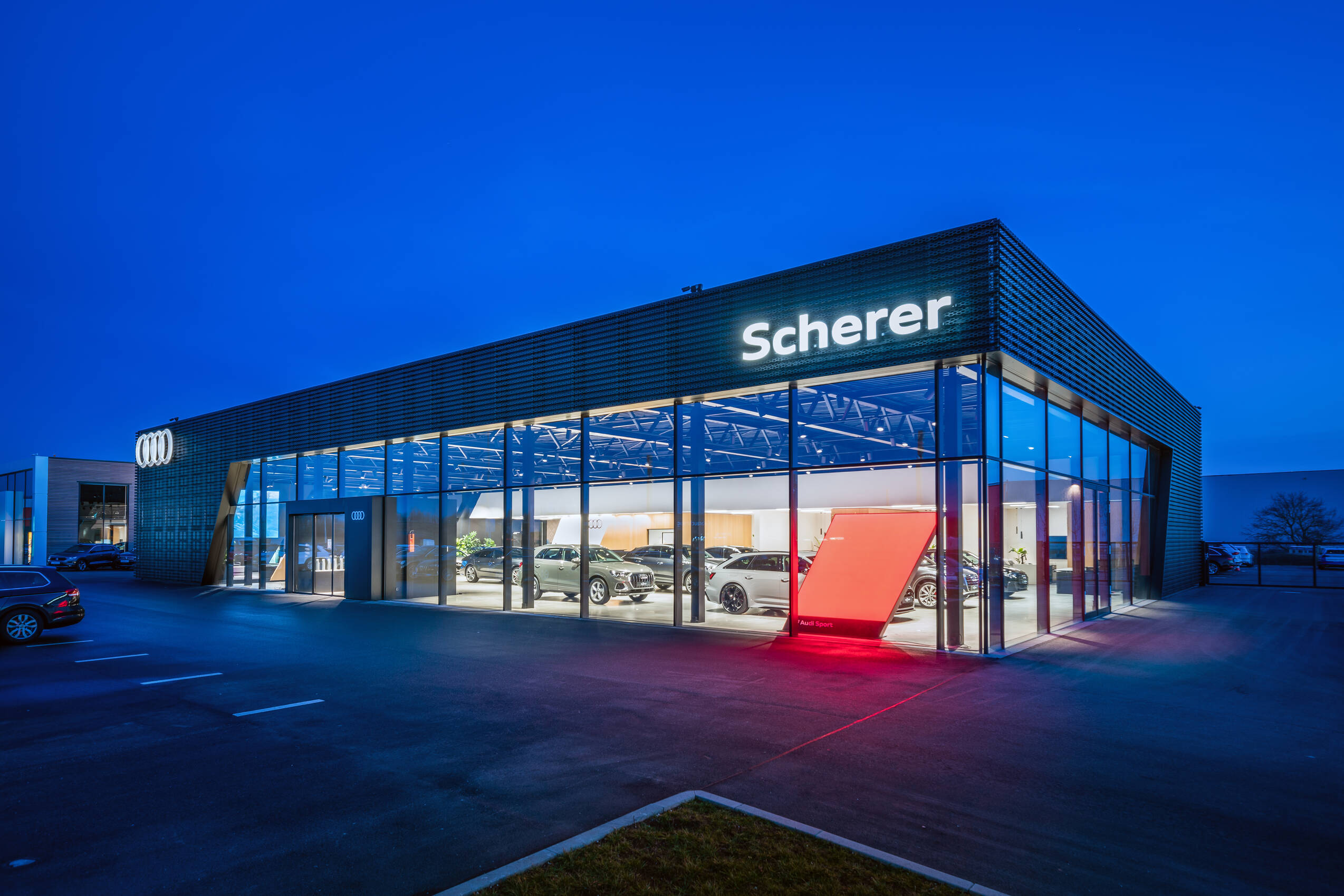 Scherer Autohaus von Aussen bei Nacht