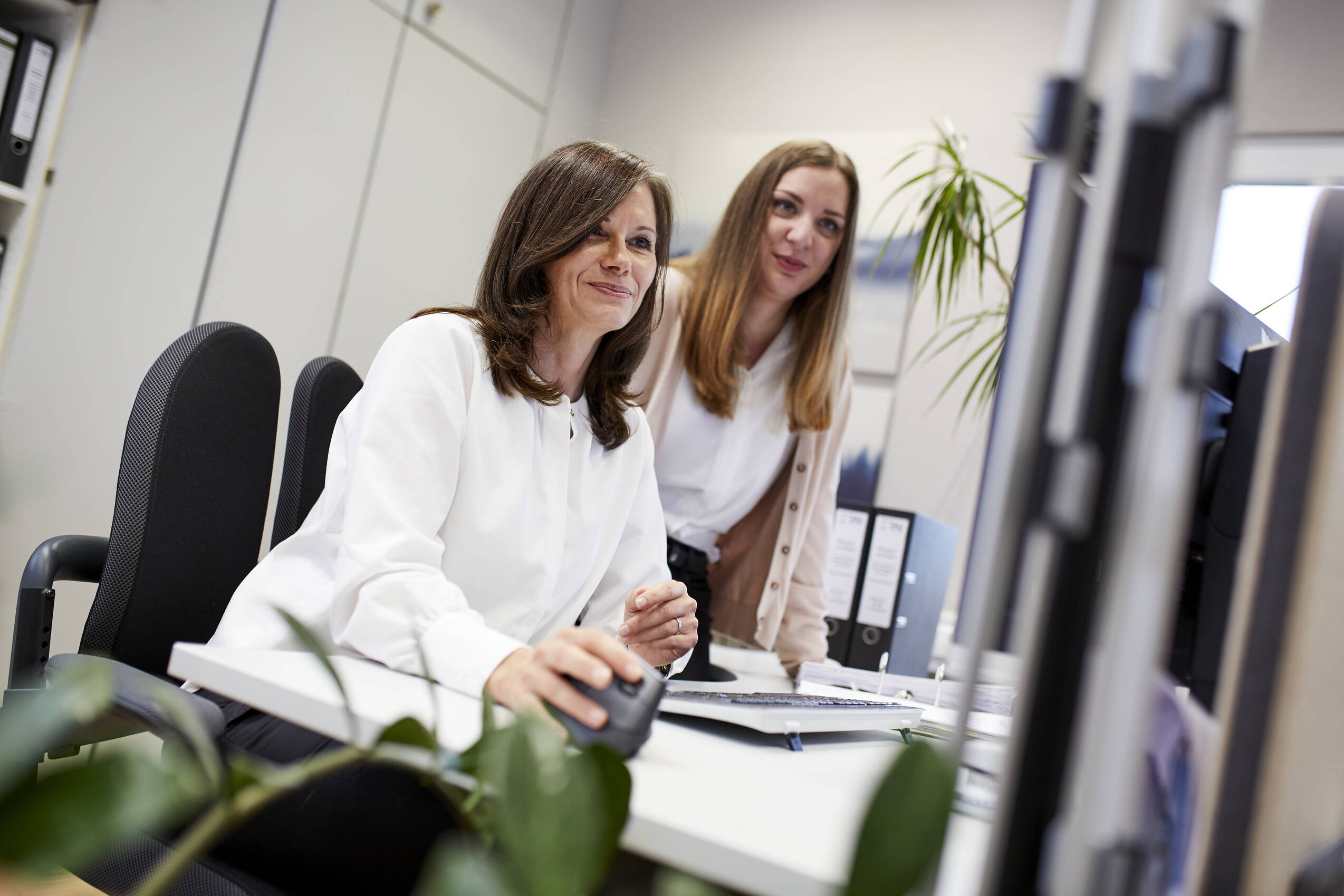 ERN Mitarbeiterinnen im Büro bei der Arbeit