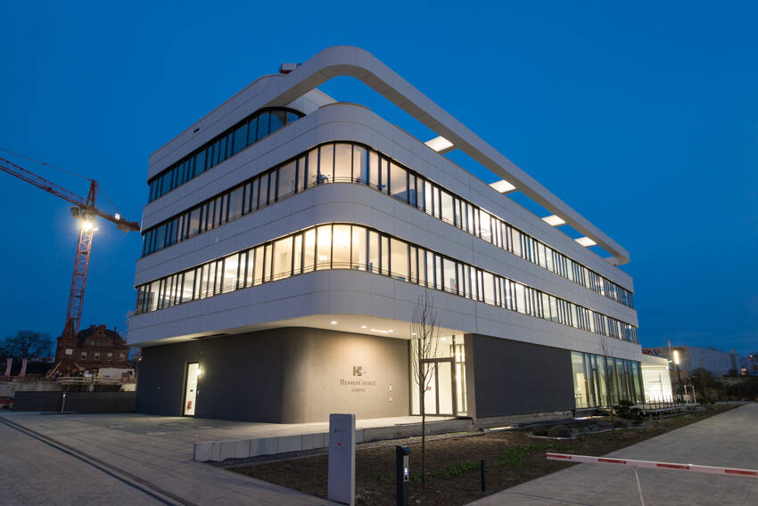 Beleuchtetes Gebäude bei Nacht
